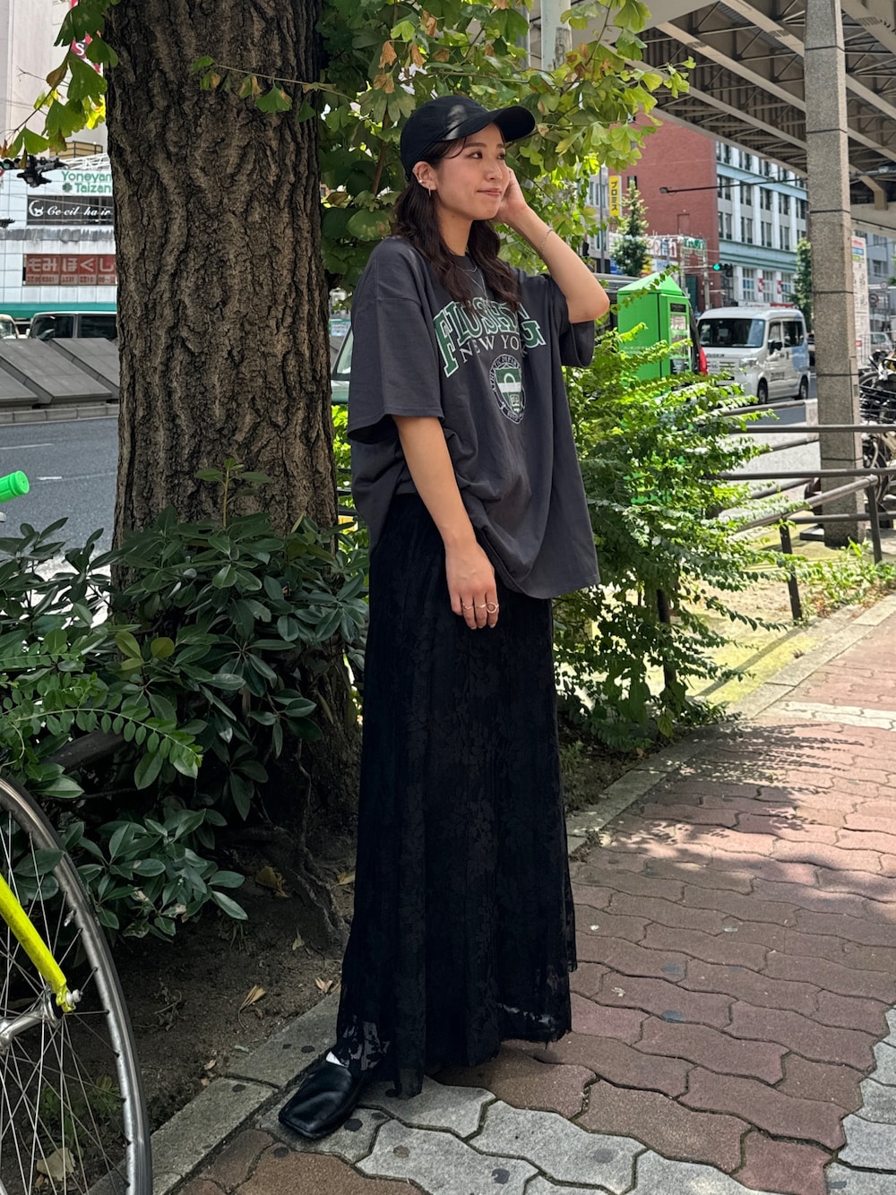 ブラック系のワンピース、ブラック系のローファー、グレー系のTシャツ/カットソーを着用したレディースの夏コーディネートの1枚目の写真