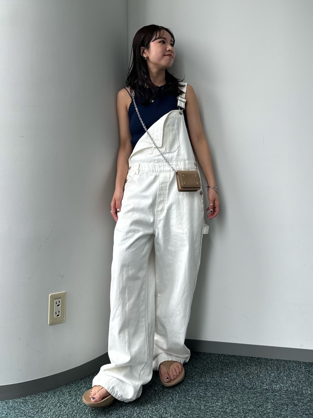 ホワイト系のつなぎ/オールインワン、ブルー系のタンクトップを着用したレディースの春コーディネートの1枚目の写真