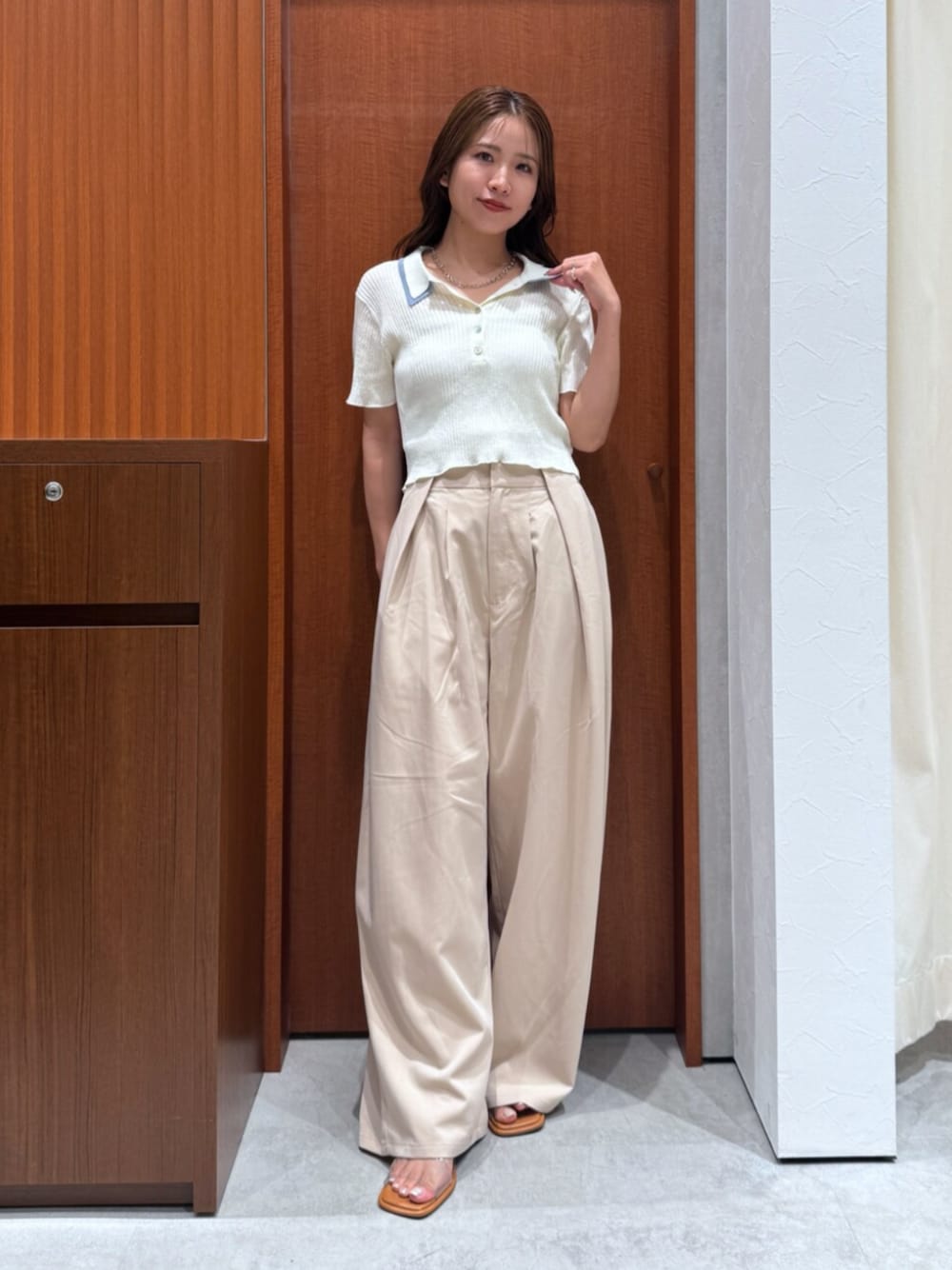 その他のサンダル、ホワイト系のニット/セーター、ベージュ系のその他パンツを着用したレディースの夏コーディネートの1枚目の写真