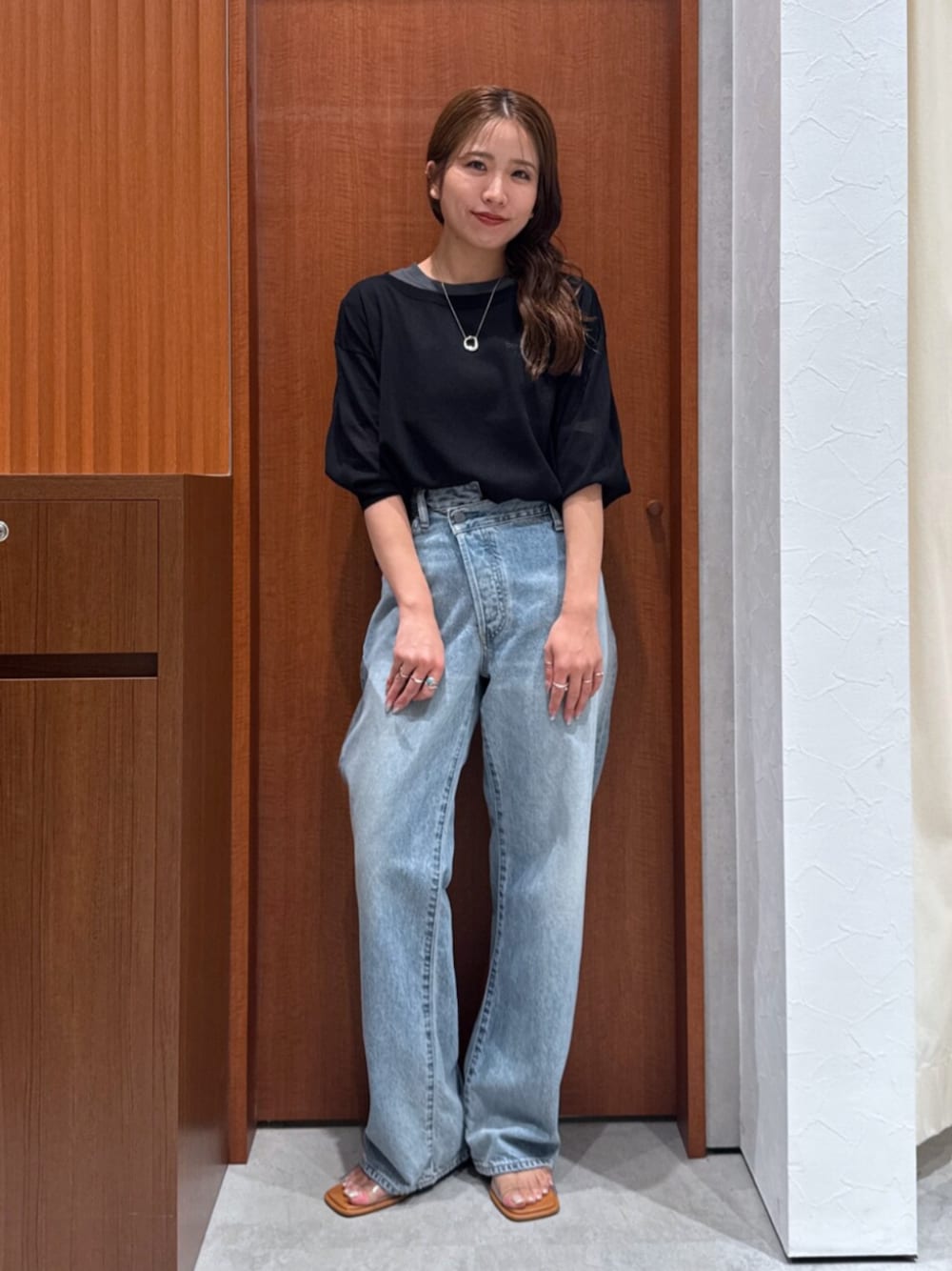 その他のサンダル、ブルー系のデニムパンツ、ブラック系のニット/セーターを着用したレディースの夏コーディネートの1枚目の写真