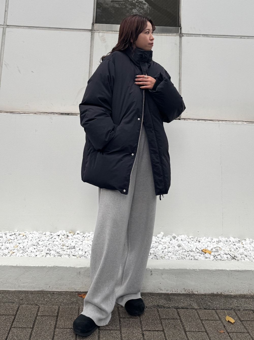 グレー系のその他パンツ、ブルー系のシャツ/ブラウス、ブラック系のダウンジャケット/コートを着用したレディースの秋コーディネートの1枚目の写真