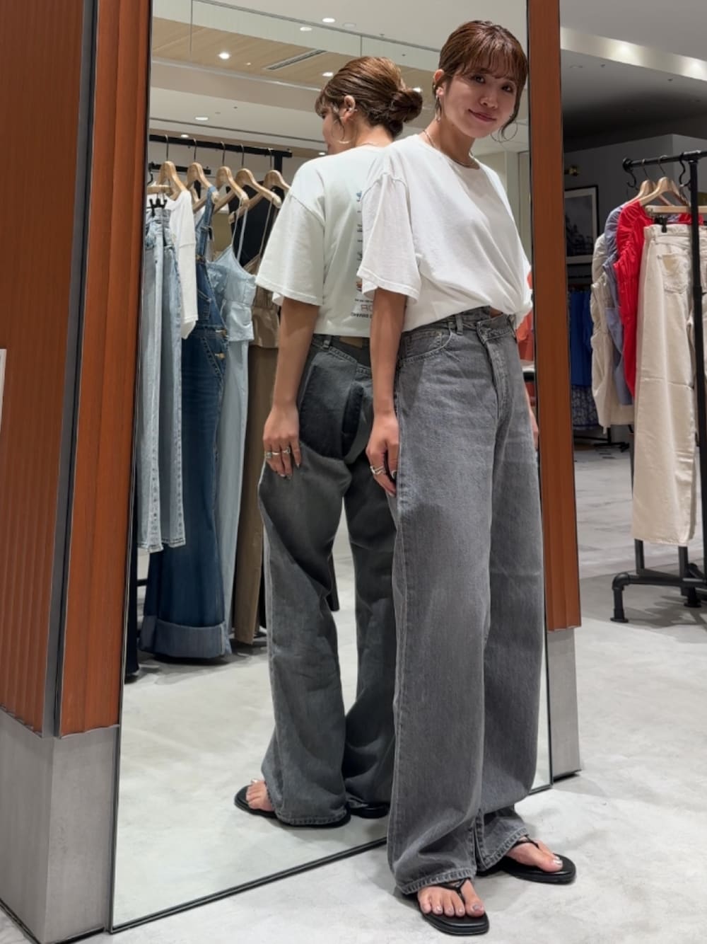 ホワイト系のTシャツ/カットソー、ブラック系のデニムパンツ、ブラック系のサンダルを着用したレディースの夏コーディネートの1枚目の写真