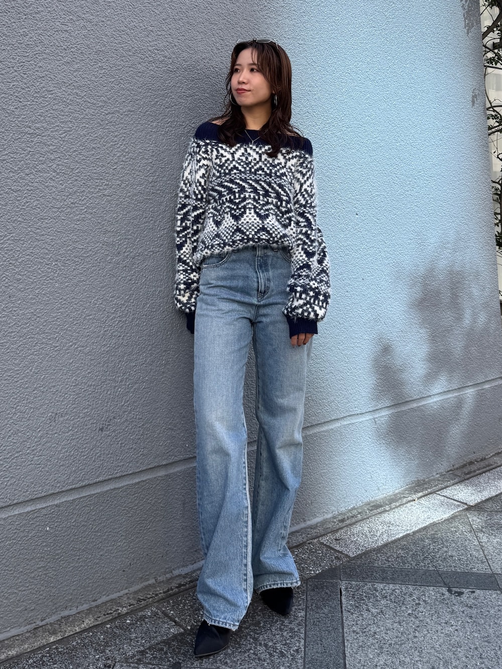 ブルー系のニット/セーター、ブルー系のデニムパンツを着用したレディースの秋コーディネートの1枚目の写真