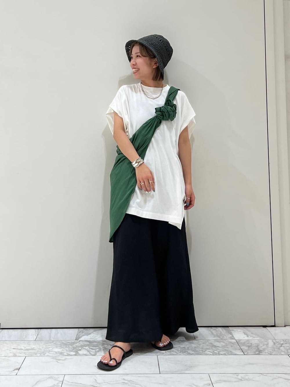 ブラック系のサンダル、ホワイト系のTシャツ/カットソー、グリーン系のシャツ/ブラウスを着用したレディースの夏コーディネートの1枚目の写真