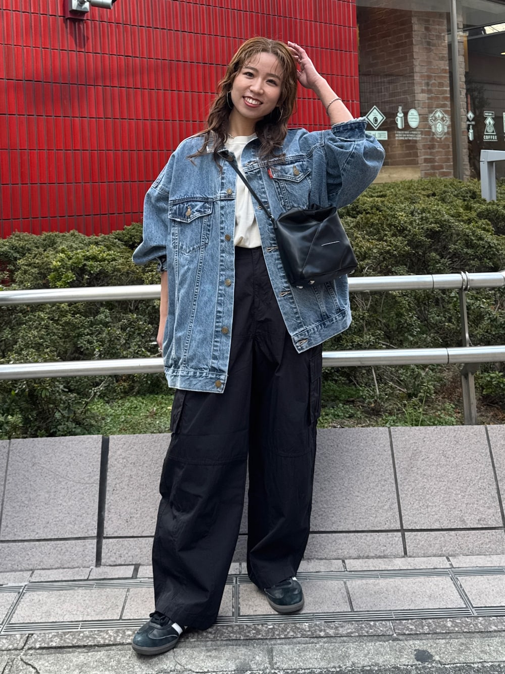 ブラック系のその他パンツ、ブルー系のデニムジャケット、ホワイト系のTシャツ/カットソーを着用したレディースの冬コーディネートの1枚目の写真