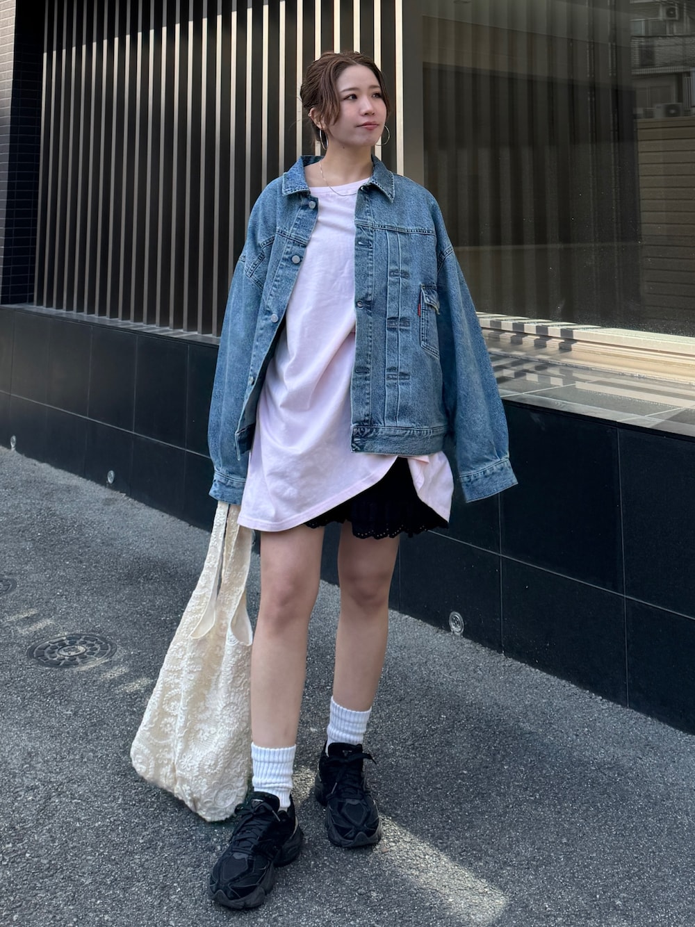 ピンク系のTシャツ/カットソー、ブルー系のデニムジャケット、ブラック系のその他パンツを着用したレディースの春コーディネートの1枚目の写真