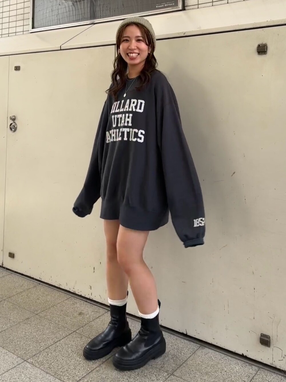 グレー系のスウェット、ブラウン系のその他パンツ、グレー系のニットキャップ/ビーニーを着用したレディースの秋コーディネートの1枚目の写真