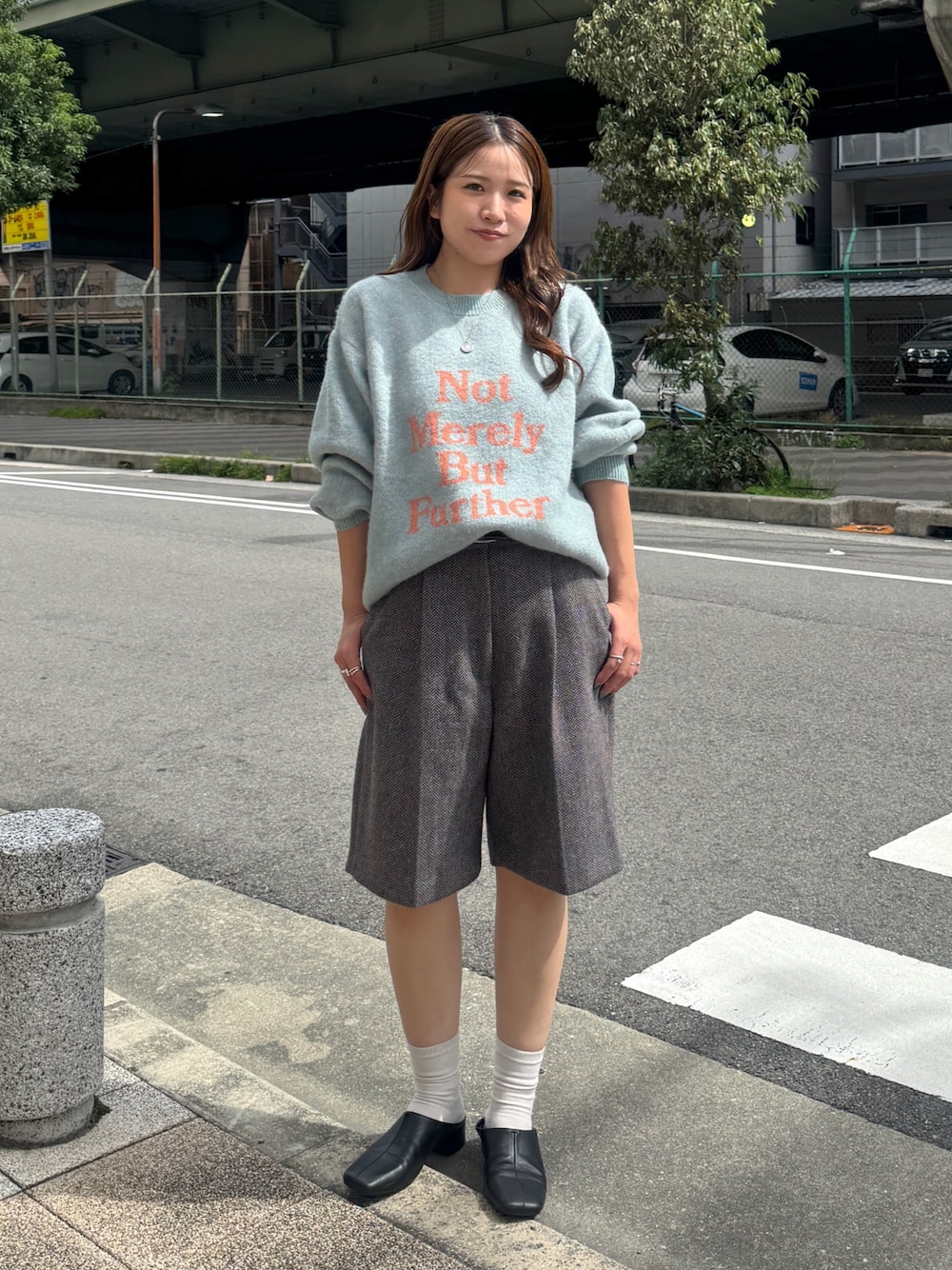 グレー系のその他パンツ、ブラック系のサンダル、グリーン系のニット/セーターを着用したレディースの秋コーディネートの1枚目の写真
