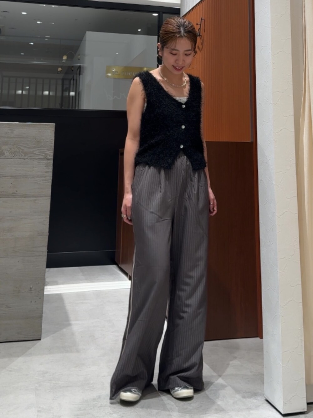 グレー系のその他パンツ、ブラック系のベストを着用したレディースの春コーディネートの1枚目の写真