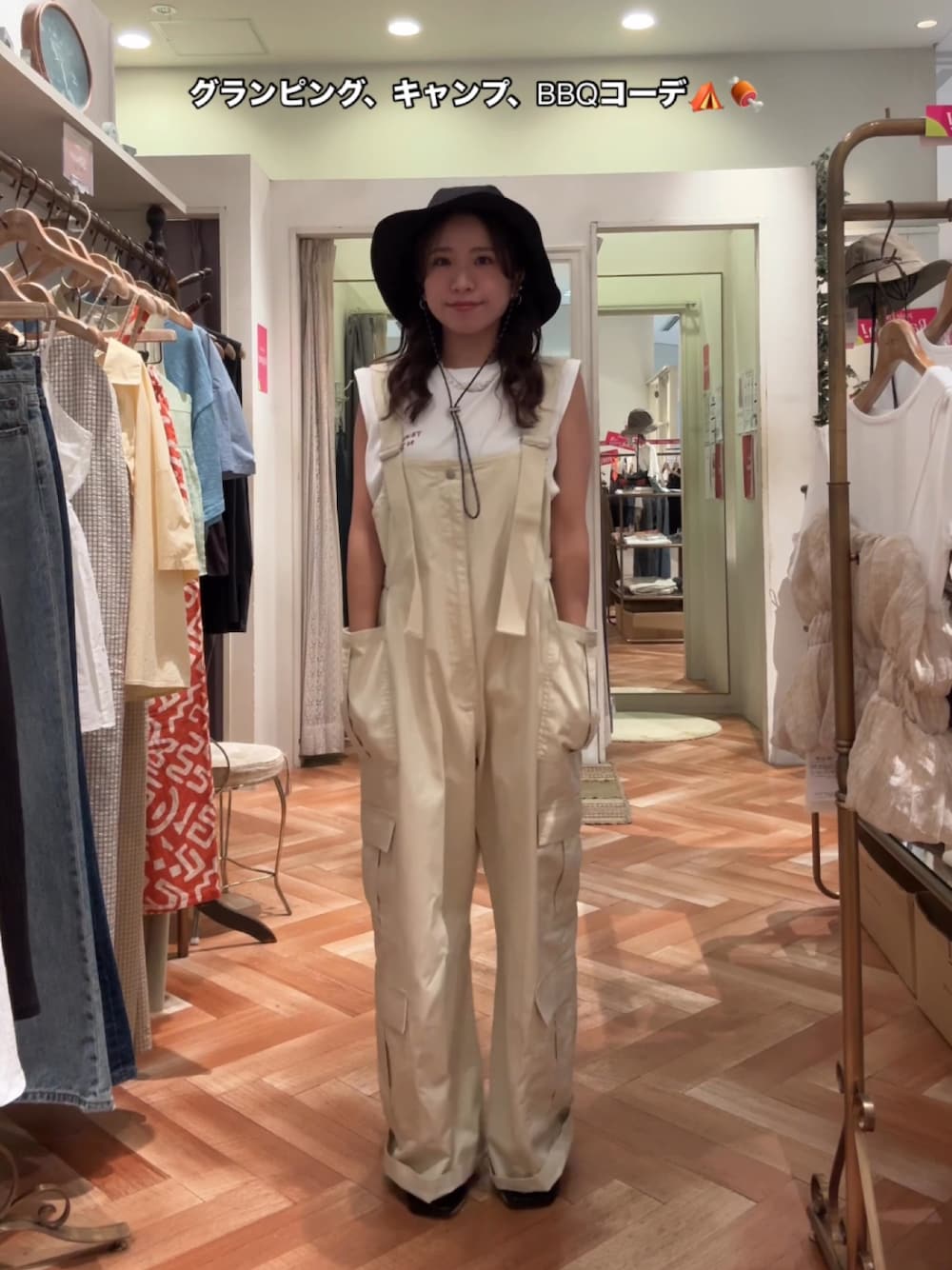 ベージュ系のサロペット/オーバーオール、ホワイト系のTシャツ/カットソー、ブラック系のサンダルを着用したレディースの夏コーディネートの1枚目の写真
