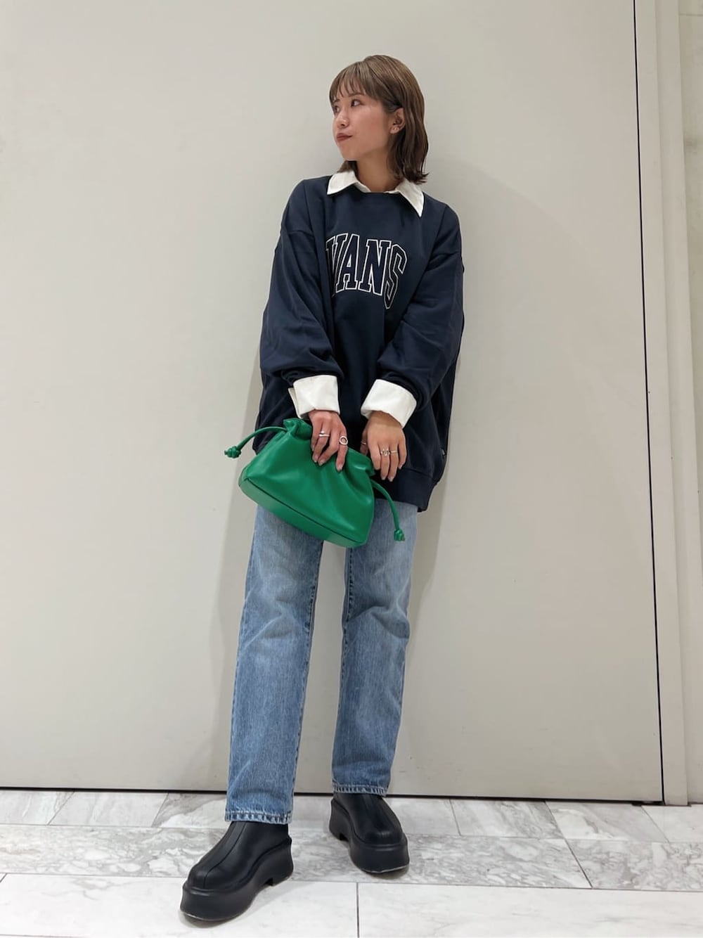 「パンツ、Ungrid、カジュアル、シャツ、カジュアルコーデ、ロゴスウェット、春、デニム、大人コーデ、秋、ヴィンテージストレートデニム、春コーデ、スウェット」｜「Ungridのヴィンテージストレートデニム（デニムパンツ、ブルー系）」を使った、瀬川百花さん（レディース・156cm）の秋コーディネートの1枚目の写真