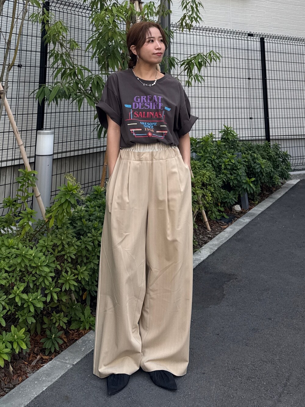 ベージュ系のその他パンツ、グレー系のTシャツ/カットソー、ブラック系のパンプスを着用したレディースの春コーディネートの1枚目の写真