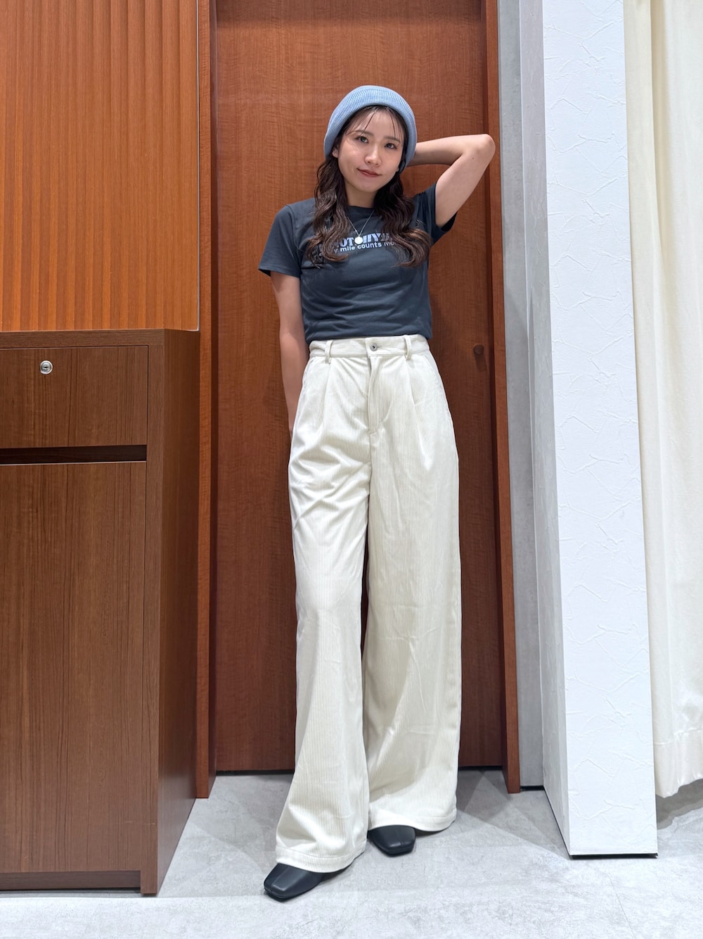 グレー系のTシャツ/カットソー、ホワイト系のその他パンツ、ブラック系のサンダルを着用したレディースの夏コーディネートの1枚目の写真