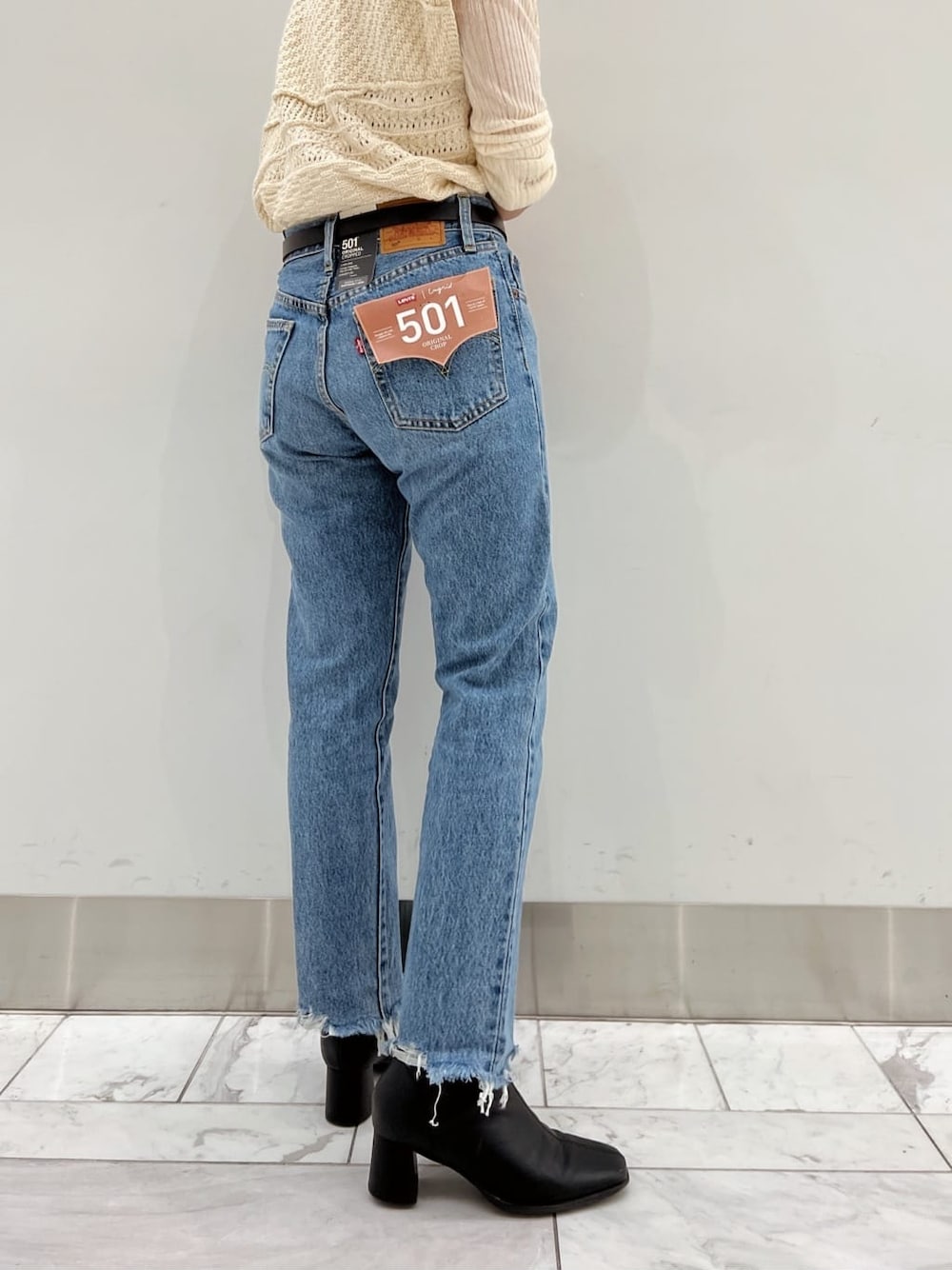 ブラック系のブーツ、ホワイト系のニット/セーター、ホワイト系のニット/セーターを着用したレディースの夏コーディネートの1枚目の写真