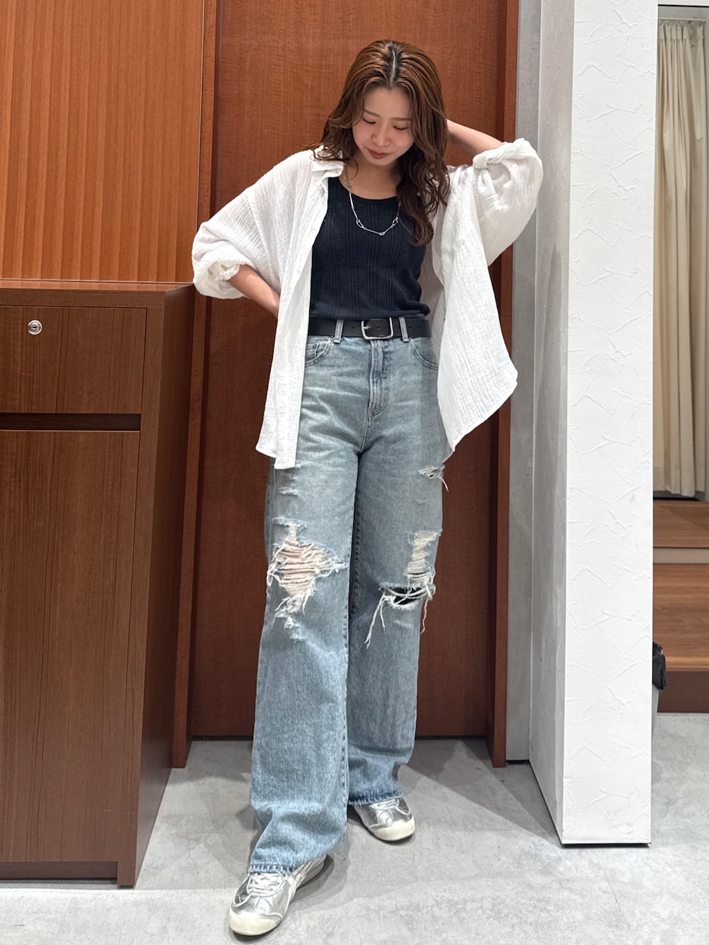 ブルー系のデニムパンツ、ホワイト系のシャツ/ブラウスを着用したレディースの春コーディネートの1枚目の写真