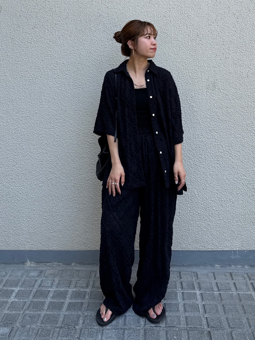 ブラック系のその他パンツ、ブラック系のシャツ/ブラウスを着用したレディースの夏コーディネートの1枚目の写真