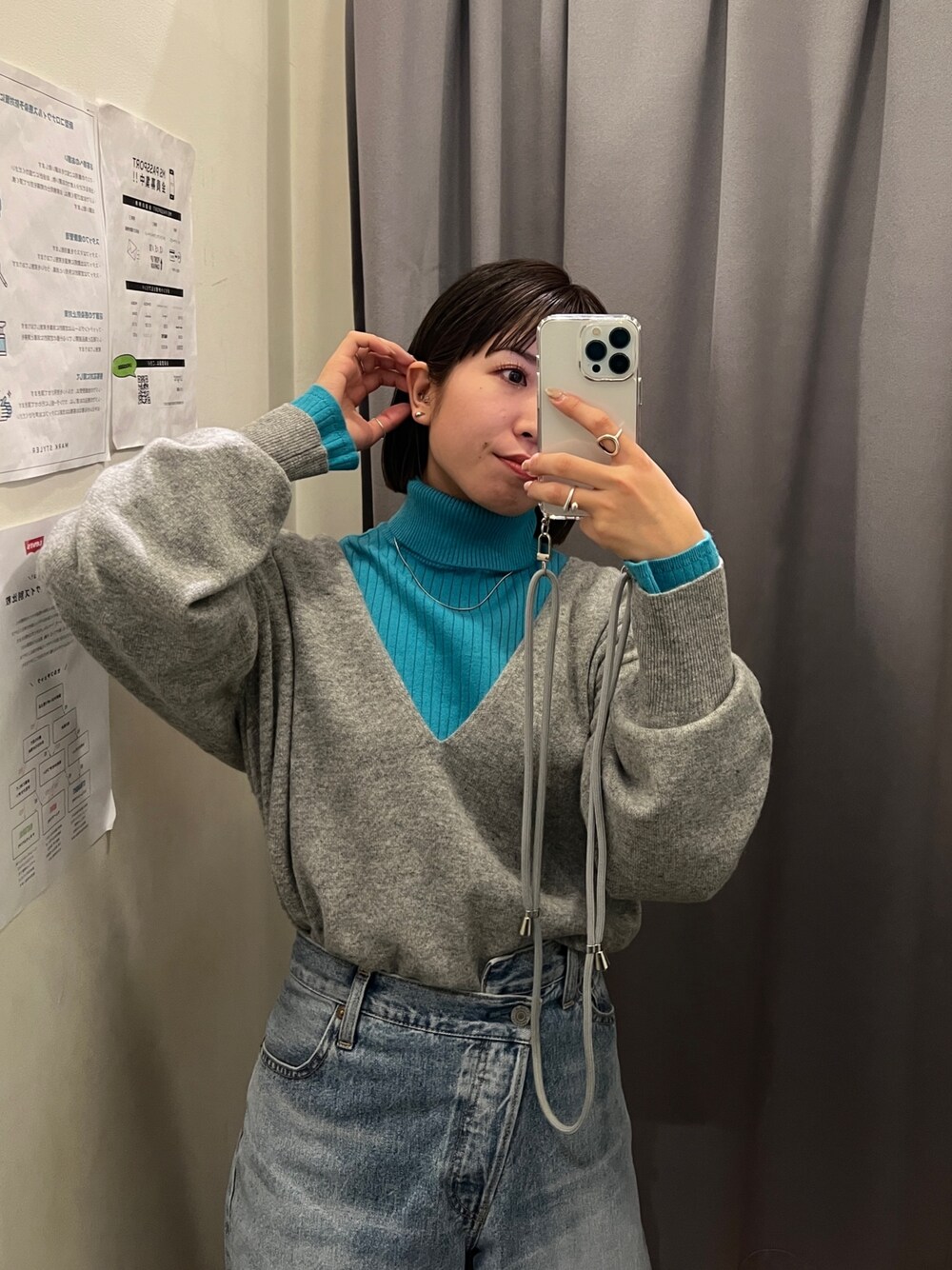 ブルー系のニット/セーター、グレー系のニット/セーター、ブルー系のデニムパンツを着用したレディースの冬コーディネートの1枚目の写真