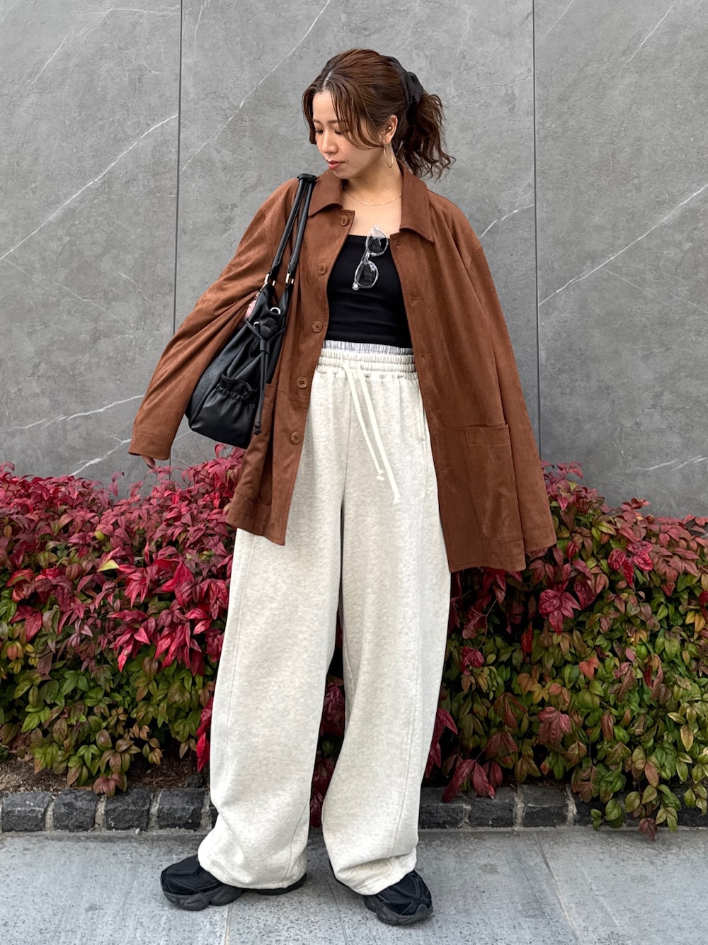 ブラウン系のテーラードジャケット、ホワイト系のスウェットパンツを着用したレディースの冬コーディネートの1枚目の写真