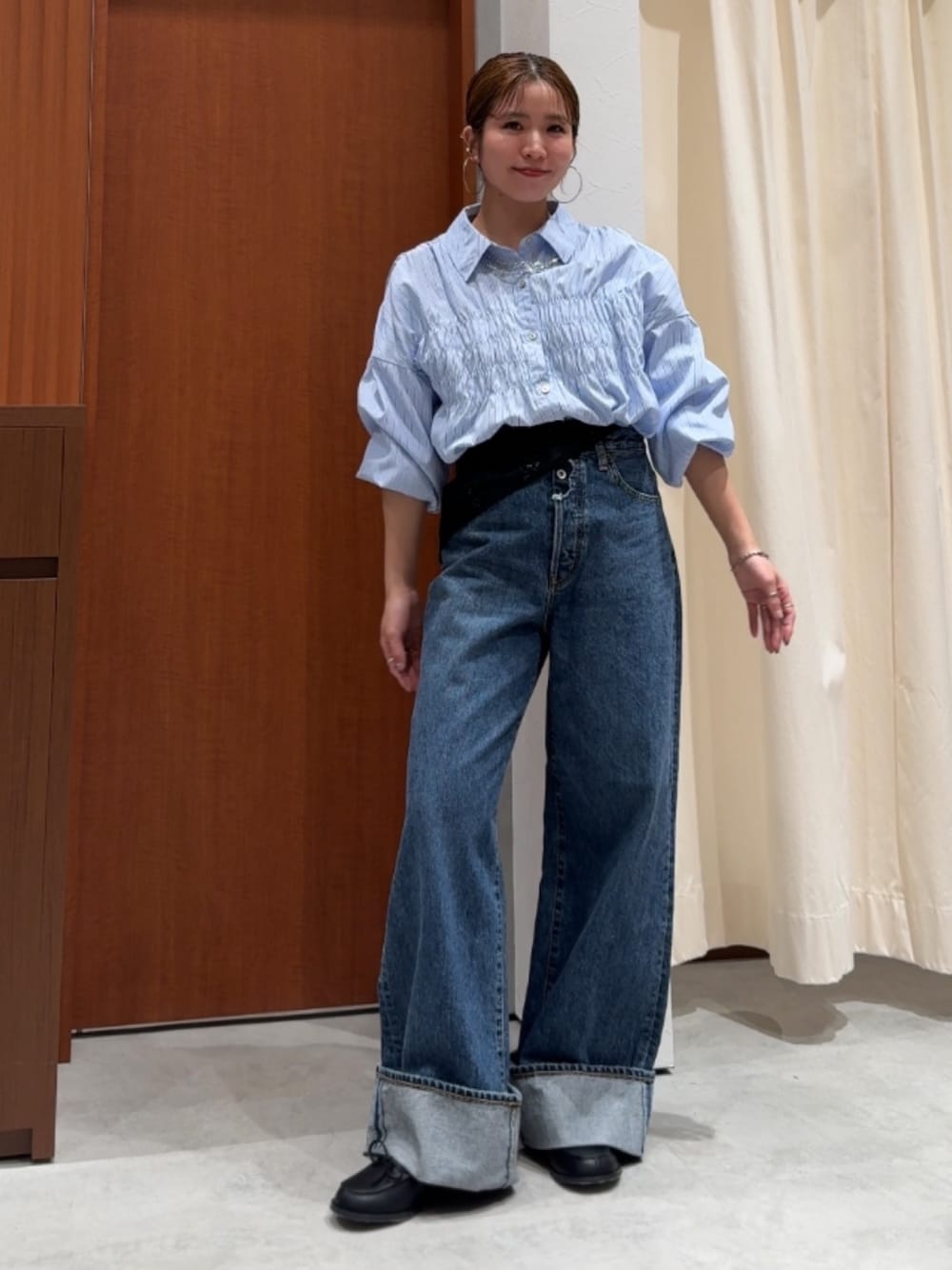 ブルー系のデニムパンツ、ブルー系のシャツ/ブラウス、ブラック系のローファーを着用したレディースの春コーディネートの1枚目の写真