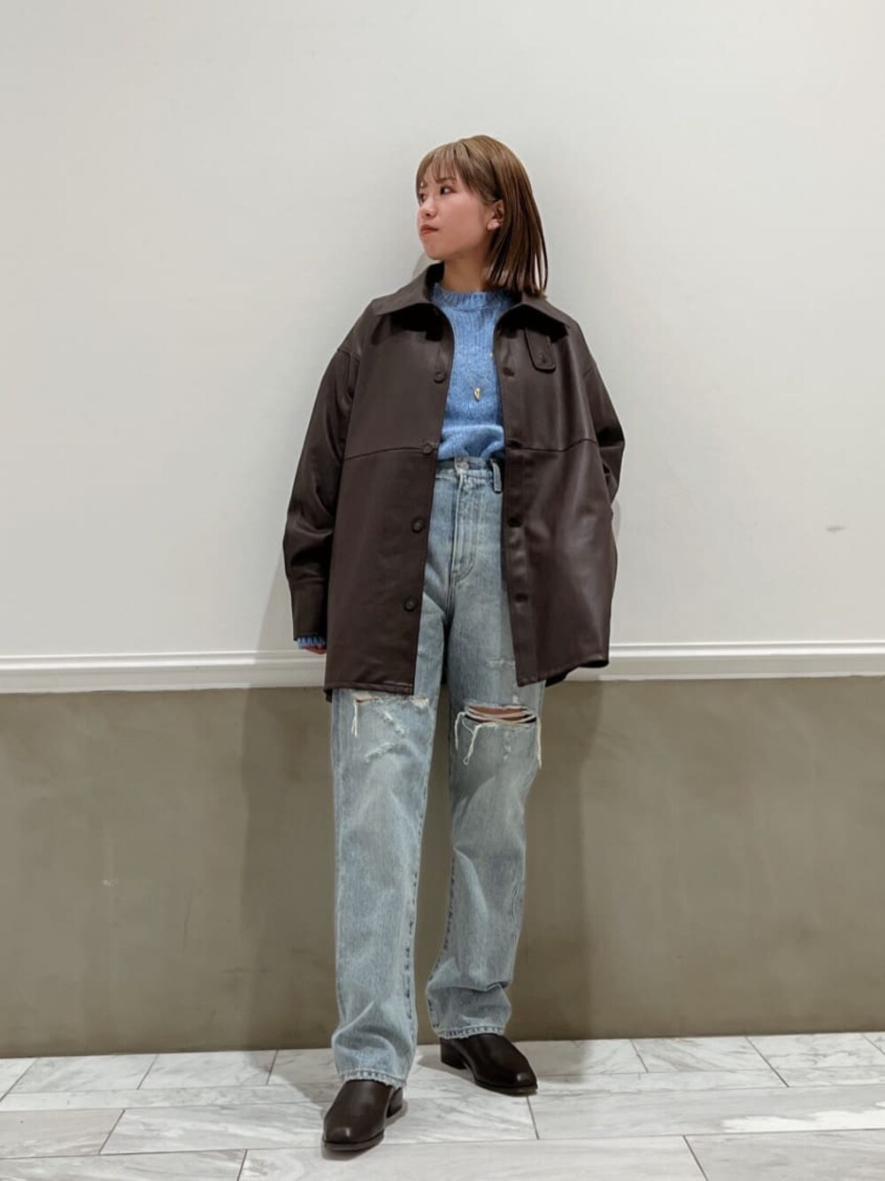 ブルー系のデニムパンツ、ブルー系のデニムパンツ、ブルー系のニット/セーターを着用したレディースの秋コーディネートの1枚目の写真