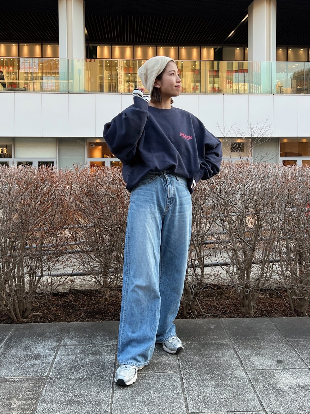 ブルー系のデニムパンツ、ブルー系のスウェット、ブルー系のTシャツ/カットソーを着用したレディースの冬コーディネートの1枚目の写真