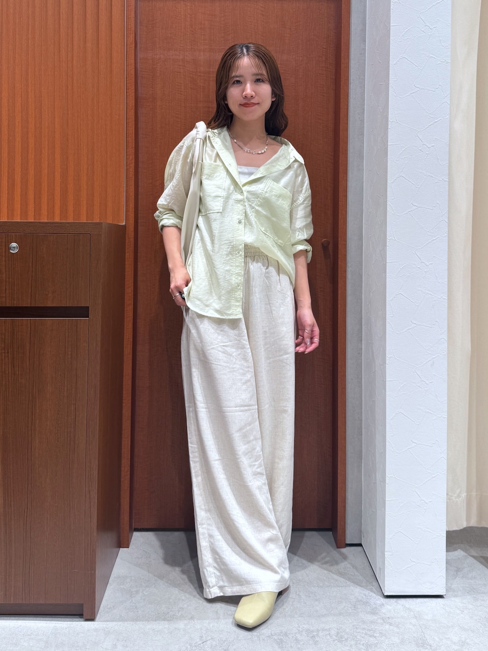 ホワイト系のその他パンツ、グリーン系のシャツ/ブラウス、イエロー系のサンダルを着用したレディースの夏コーディネートの1枚目の写真