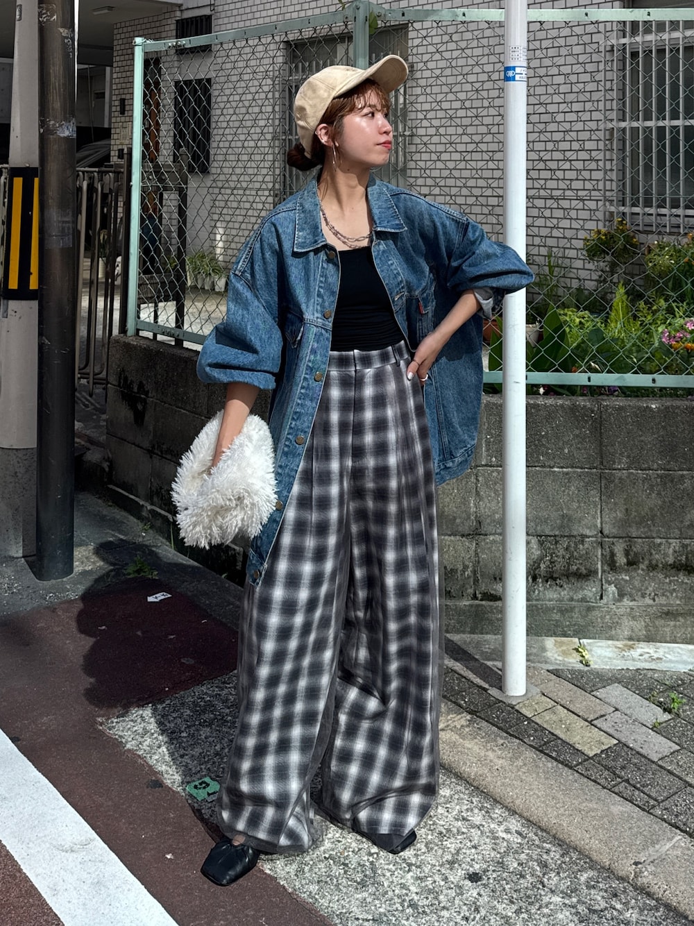 ブルー系のデニムジャケット、その他のその他パンツ、ホワイト系のハンドバッグを着用したレディースの夏コーディネートの1枚目の写真