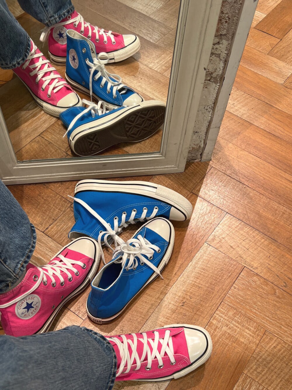 ピンク系のスニーカー、ブルー系のスニーカーを着用したレディースの冬コーディネートの1枚目の写真