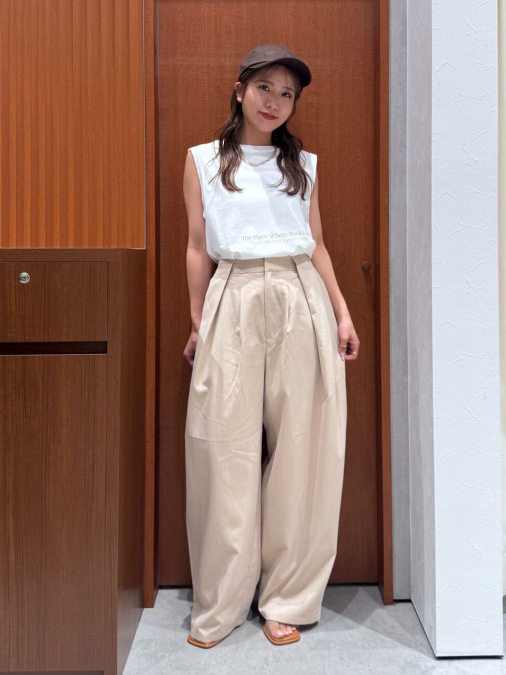 その他のサンダル、ホワイト系のタンクトップ、ベージュ系のその他パンツを着用したレディースの夏コーディネートの1枚目の写真