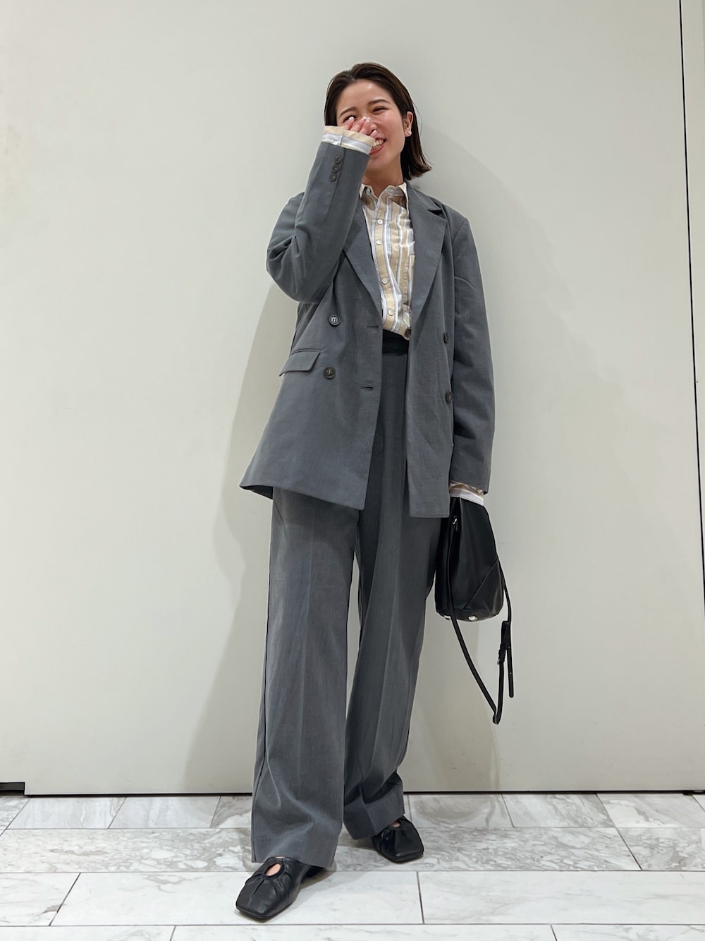 グレー系のテーラードジャケット、グレー系のその他パンツ、ベージュ系のシャツ/ブラウスを着用したレディースの冬コーディネートの1枚目の写真