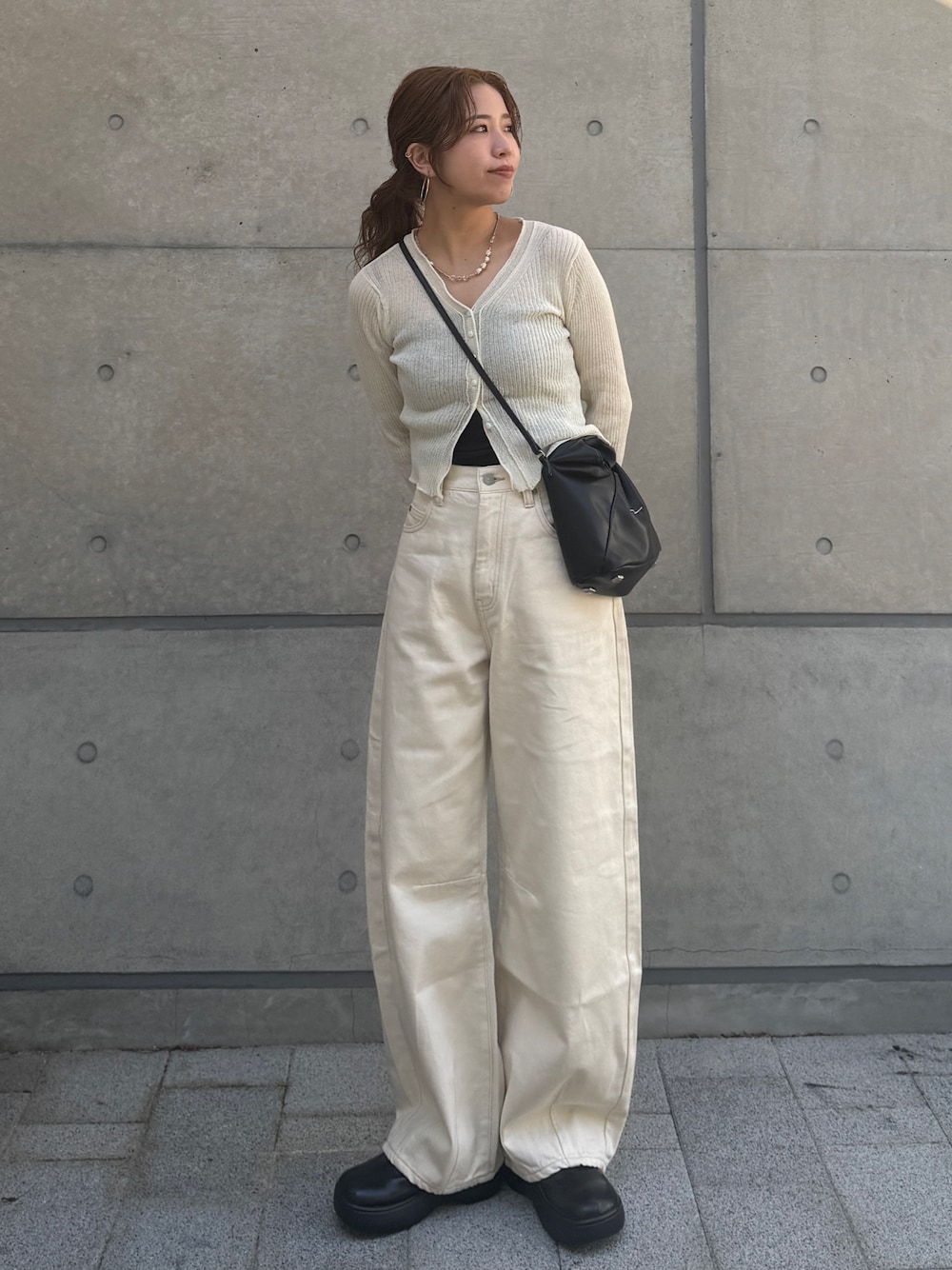 ホワイト系のカーディガン/ボレロ、ホワイト系のデニムパンツを着用したレディースの春コーディネートの1枚目の写真