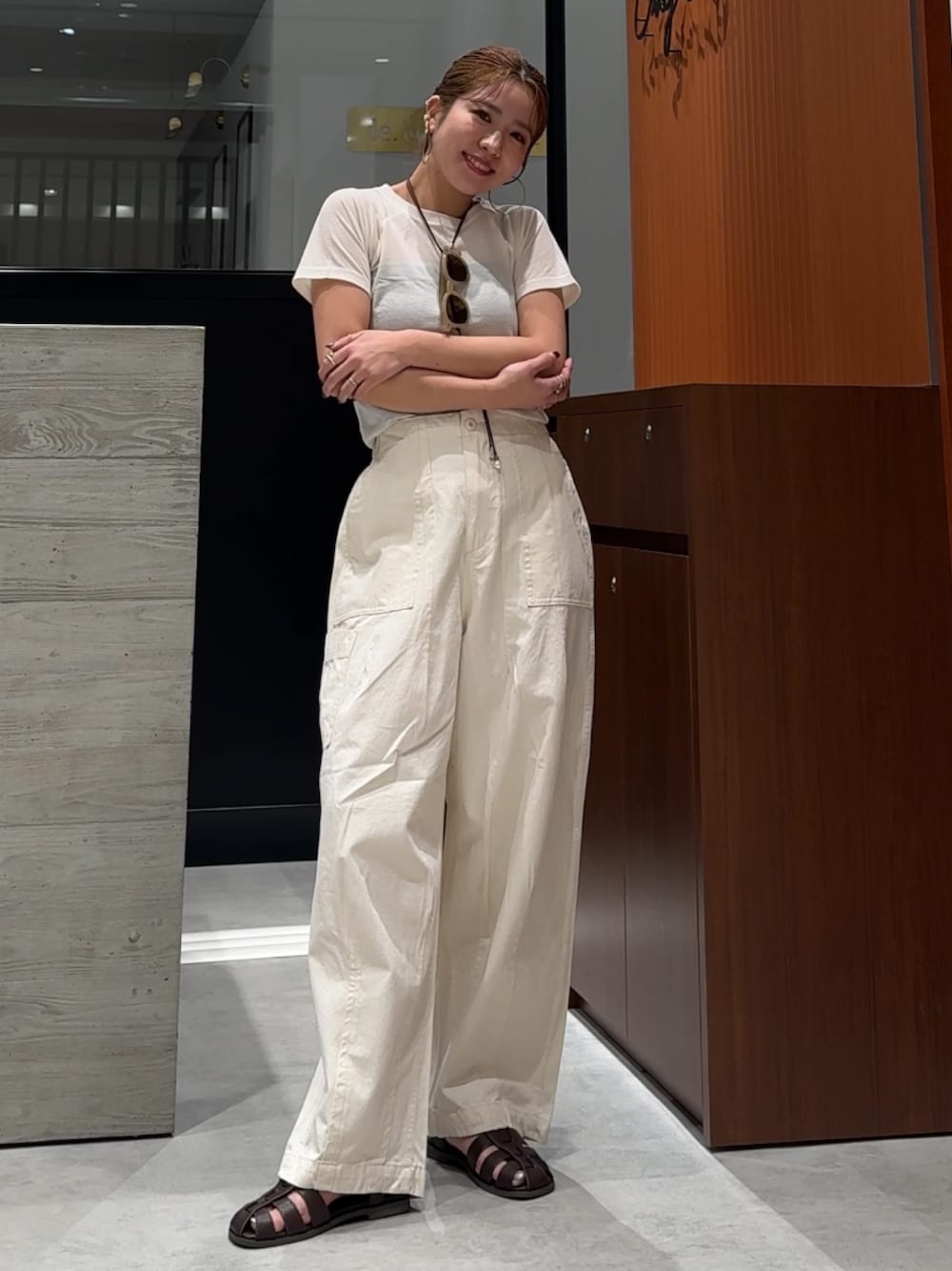 ホワイト系のその他パンツ、ブラウン系のサンダル、ホワイト系のTシャツ/カットソーを着用したレディースの春コーディネートの1枚目の写真