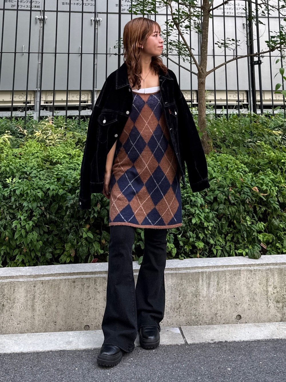 ブラウン系のニット/セーター、ブラック系のデニムジャケット、ブラック系のデニムパンツを着用したレディースの夏コーディネートの1枚目の写真