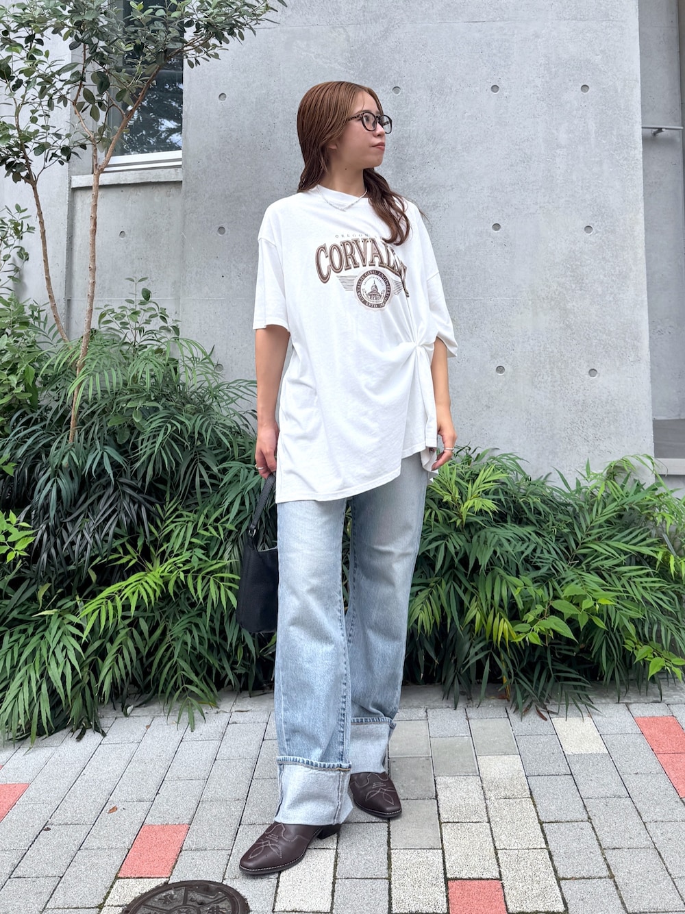 ホワイト系のTシャツ/カットソー、ブルー系のデニムパンツ、ブラウン系のその他シューズを着用したレディースの夏コーディネートの1枚目の写真