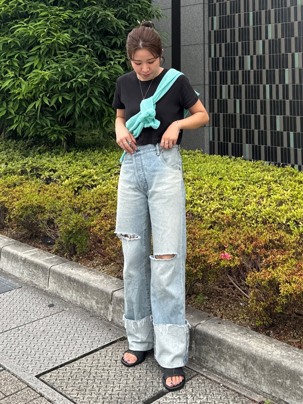 ブルー系のデニムパンツ、ブラック系のTシャツ/カットソー、ブルー系のTシャツ/カットソーを着用したレディースの夏コーディネートの1枚目の写真