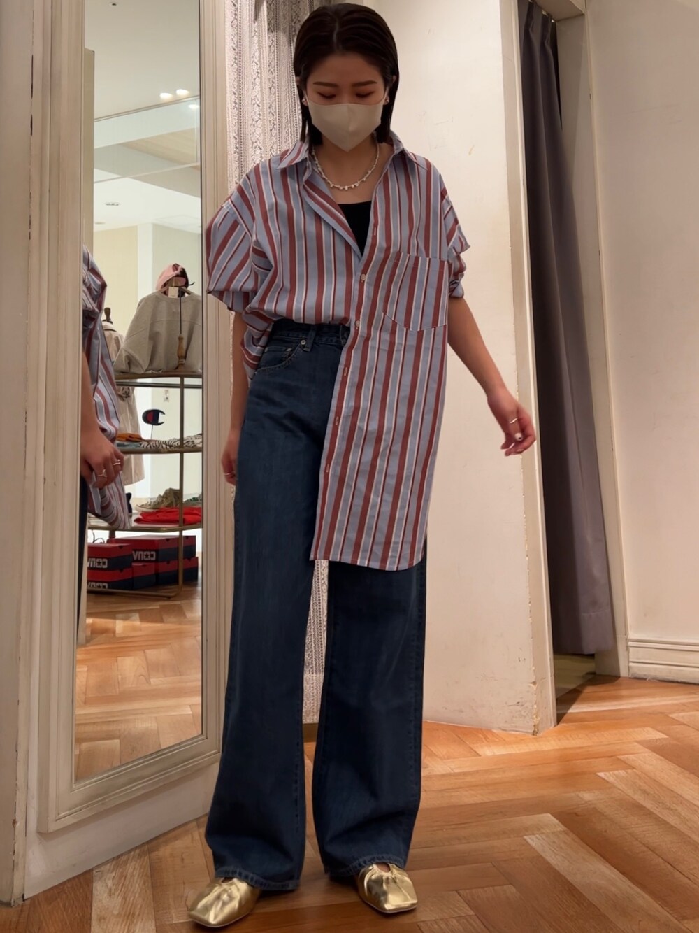 ベージュ系のシャツ/ブラウス、ブルー系のデニムパンツ、イエロー系のパンプスを着用したレディースの冬コーディネートの1枚目の写真