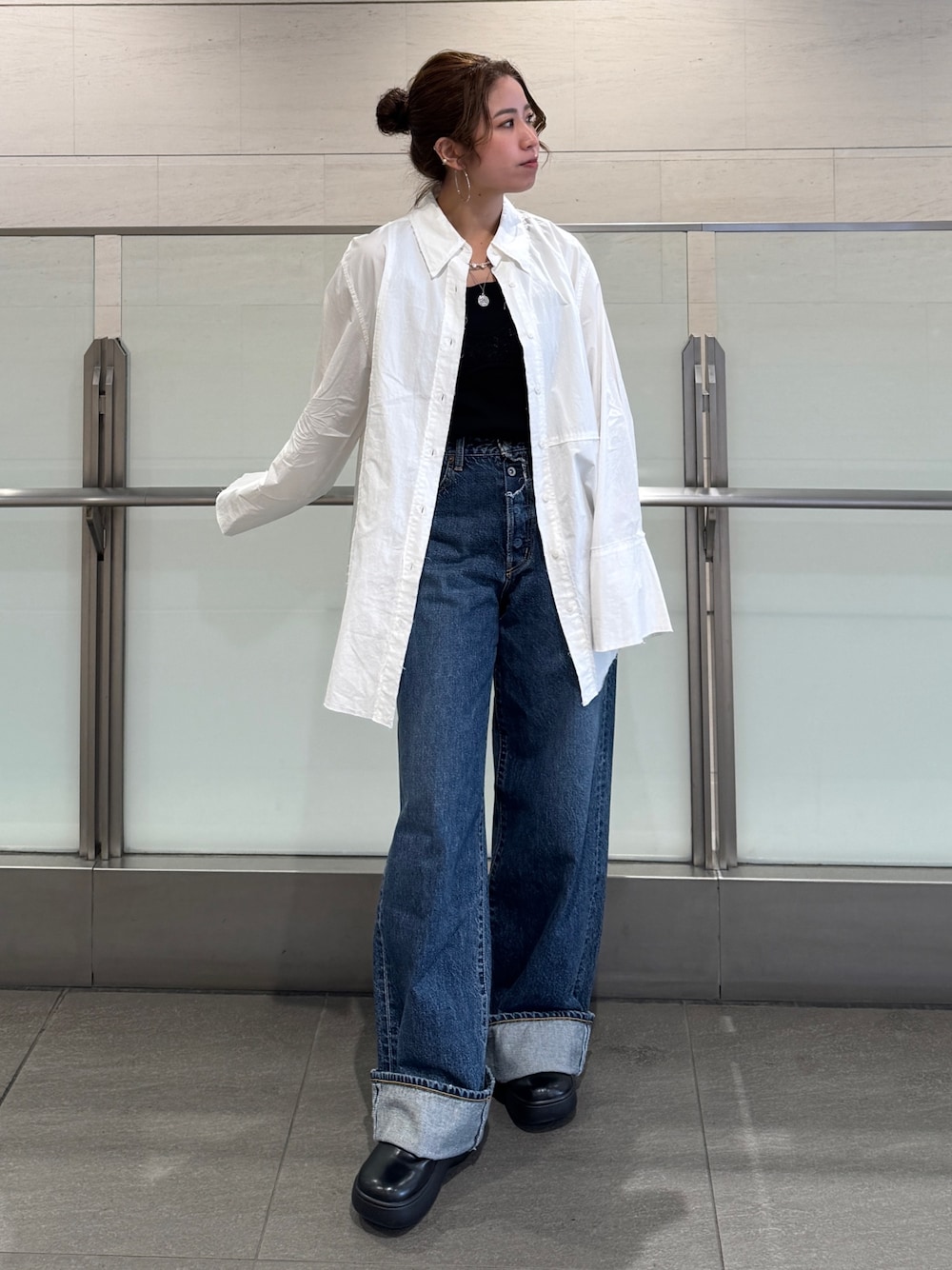 ブルー系のデニムパンツ、ホワイト系のシャツ/ブラウス、ブラック系のシャツ/ブラウスを着用したレディースの冬コーディネートの1枚目の写真