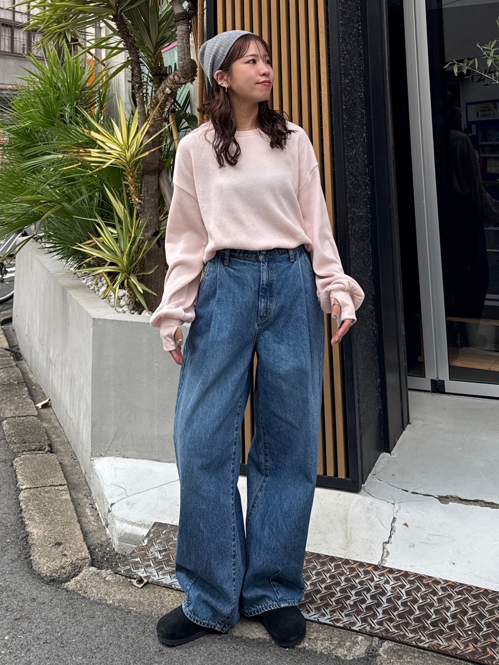 ブルー系のデニムパンツ、ピンク系のTシャツ/カットソーを着用したレディースの秋コーディネートの1枚目の写真