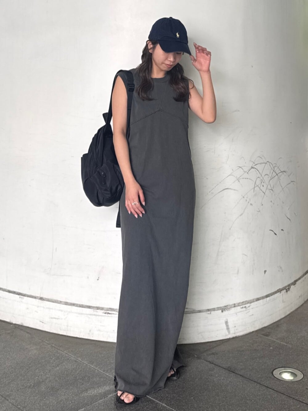 ブルー系のデニムパンツ、グレー系のワンピースを着用したレディースの春コーディネートの1枚目の写真