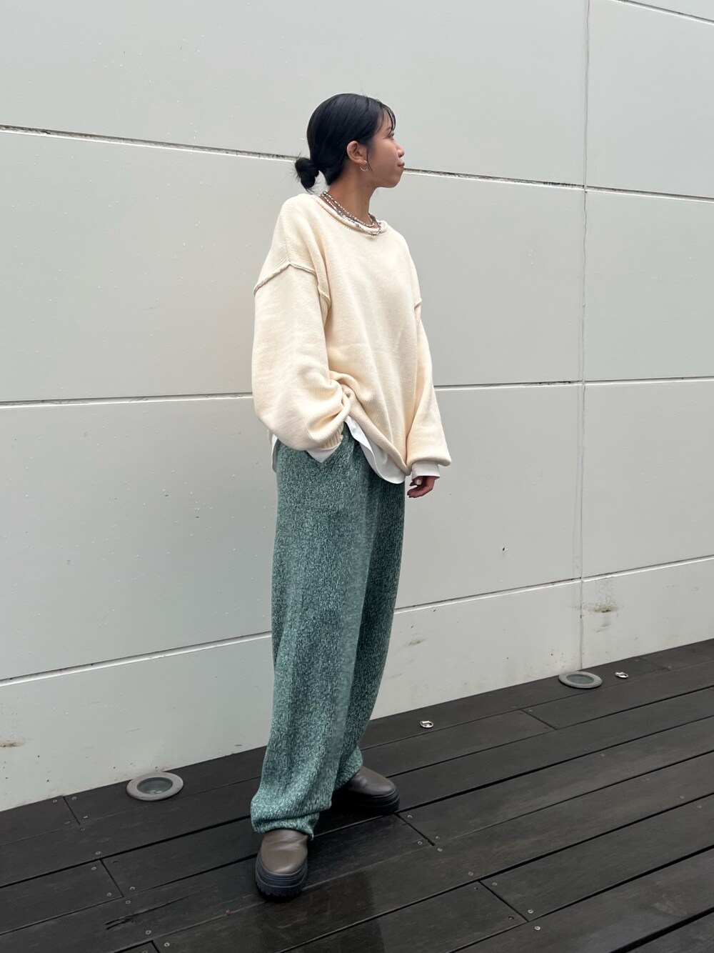 ホワイト系のニット/セーター、グリーン系のその他パンツ、ホワイト系のTシャツ/カットソーを着用したレディースの秋コーディネートの1枚目の写真