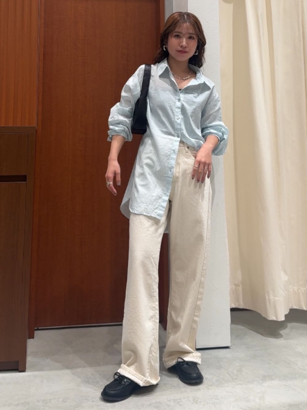 ホワイト系のデニムパンツ、ブルー系のシャツ/ブラウス、ブラック系のローファーを着用したレディースの春コーディネートの1枚目の写真