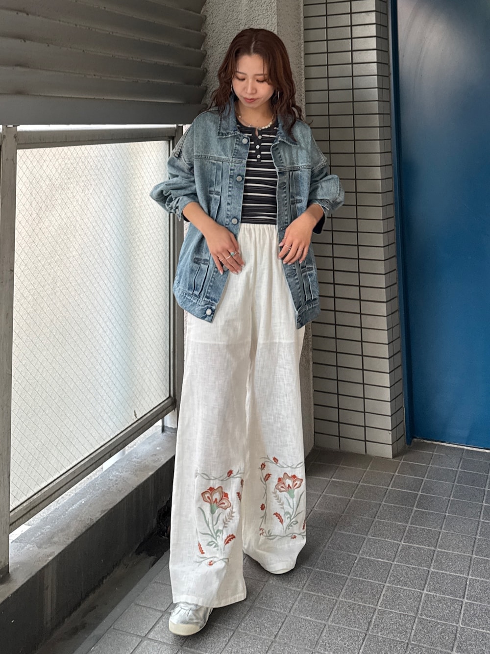 ブルー系のデニムジャケット、ホワイト系のその他パンツ、グレー系のTシャツ/カットソーを着用したレディースの冬コーディネートの1枚目の写真