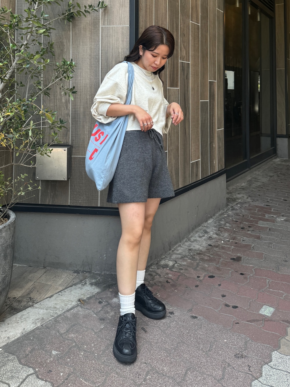 グレー系のその他パンツ、グレー系のスウェット、ブルー系のエコバッグ/サブバッグを着用したレディースの夏コーディネートの1枚目の写真