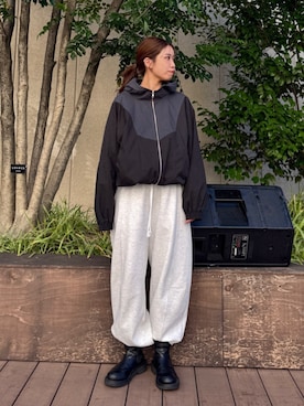 「Ungrid（アングリッド）のルーズシルエットスウェットパンツ（スウェットパンツ、グレー系）」を使った、瀬川百花さん（レディース・156cm）の秋コーディネート