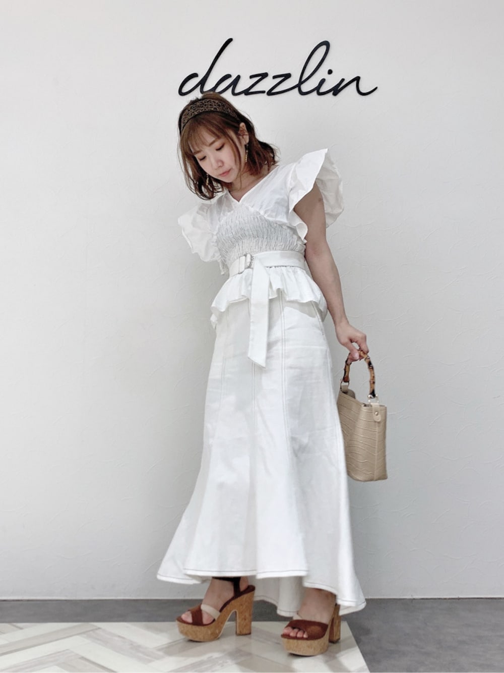 その他のサンダル、ホワイト系のシャツ/ブラウス、ホワイト系のスカートを着用したレディースの春コーディネートの1枚目の写真