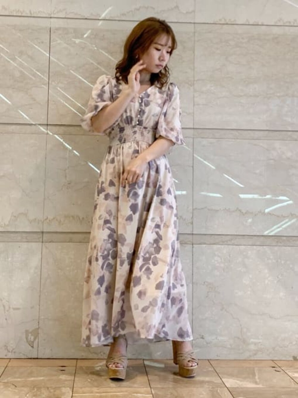 ピンク系のワンピース、ベージュ系のカーディガン/ボレロ、ベージュ系のサンダルを着用したレディースの春コーディネートの1枚目の写真