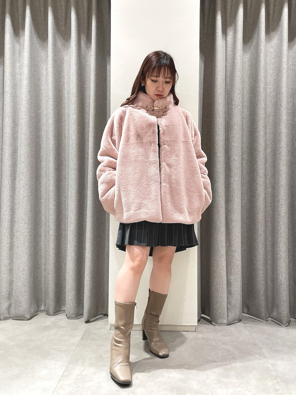 「ファーコート、ミドルコート、ピンク、プリーツスカート、ミニスカート、スカート、カジュアルコーデ、フェミニン、フレンチガーリー、冬コーデ、初詣、アウター」｜「dazzlinのミドルビットフェイクファーコート（その他アウター、ピンク系）」を使った、tomomiさん（レディース・145cm）の冬コーディネートの1枚目の写真