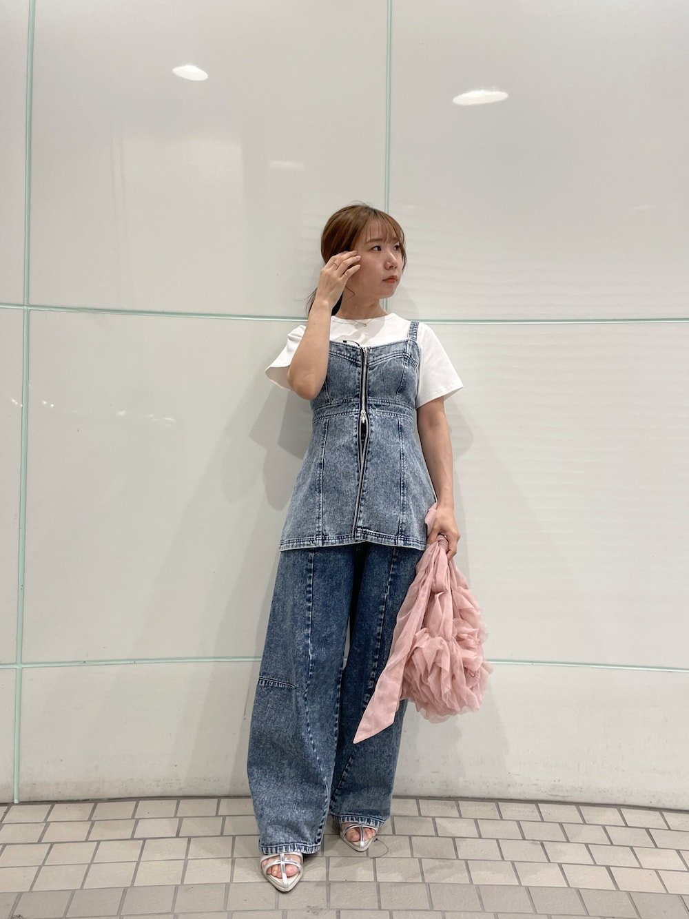 ホワイト系のTシャツ/カットソー、その他のシャツ/ブラウス、その他のデニムパンツを着用したレディースの春コーディネートの1枚目の写真