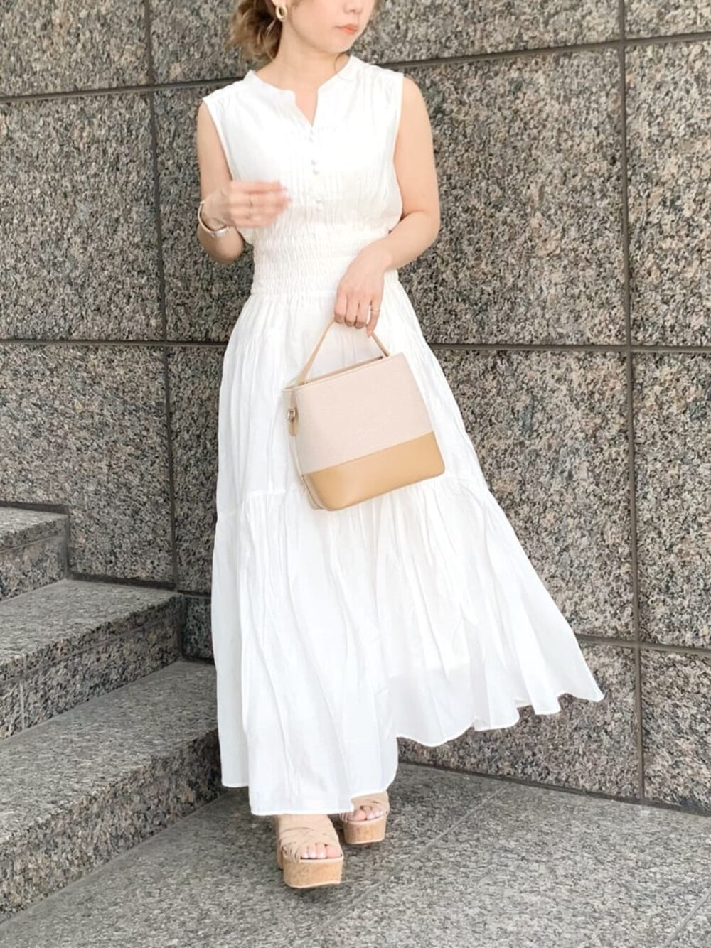 ベージュ系のシャツ/ブラウス、ホワイト系のワンピース、ベージュ系のサンダルを着用したレディースの春コーディネートの1枚目の写真