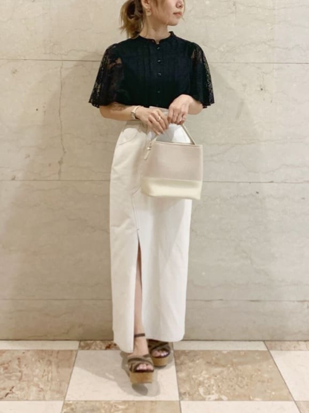 ブラック系のシャツ/ブラウス、ホワイト系のハンドバッグ、ブラウン系のサンダルを着用したレディースの春コーディネートの1枚目の写真